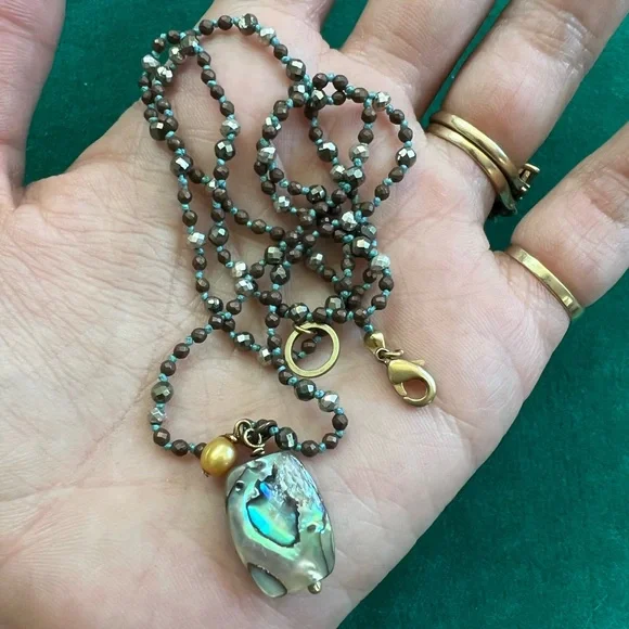 Handmade hand knotted little gemstone necklace with abalone pearl charm - Picture 2 of 8